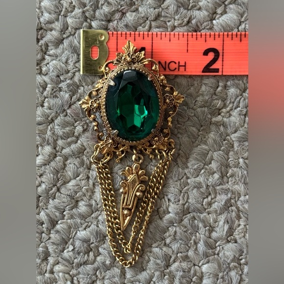 💚 Vintage Emerald Green Gold Tone Brooch - Picture 9 of 10